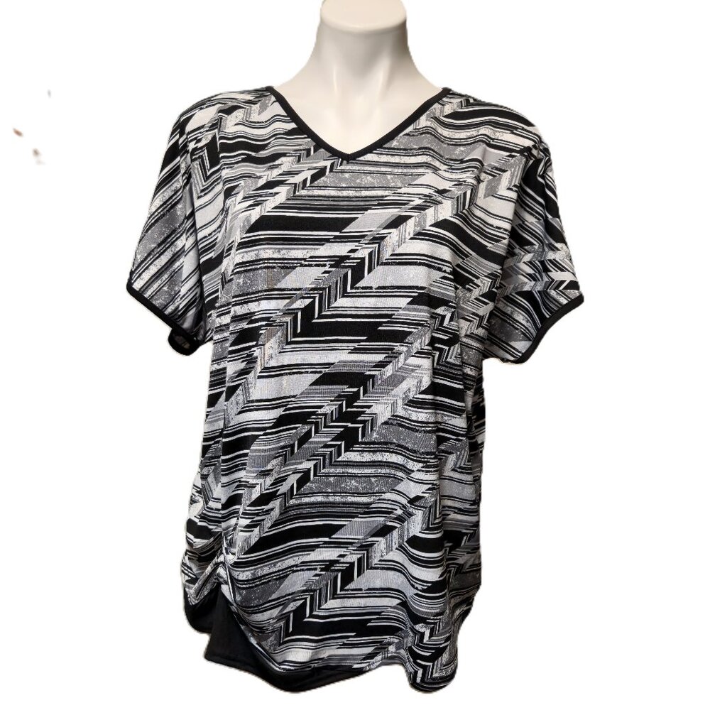 ❤️ 4/$20 Bonworth top Women's LP Black white stripes geometric artsy V-neck fall
